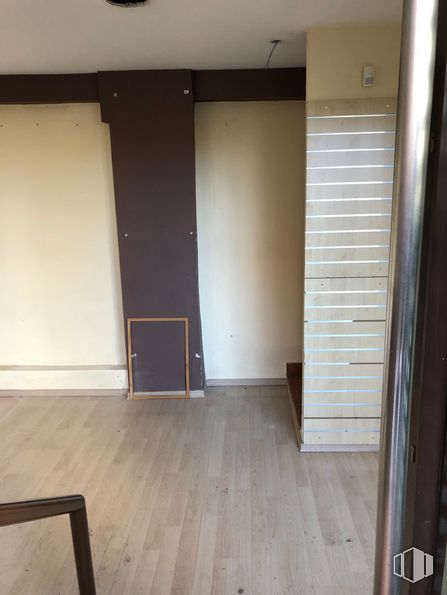 Local en alquiler en Barrio del Pilar, Fuencarral - El Pardo, Madrid, 28029 con persiana de la ventana, madera, diseño de interiores, pasillo, pavimentos, piso, pared, edificio, sombra y tinte para madera alrededor