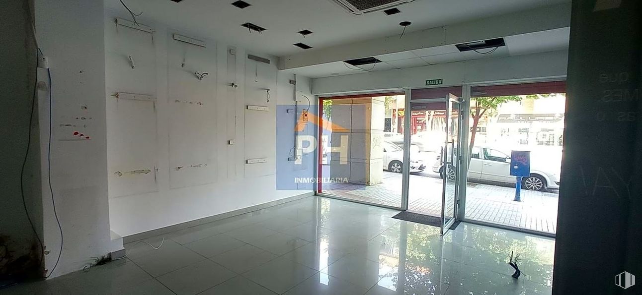 Local en alquiler y venta en Calle Extremadura, Fuenlabrada, Madrid, 28944 con accesorio, interiorismo, suelo, suelos, techo, luz de estacionamiento, arte, vidrio, gas y evento alrededor