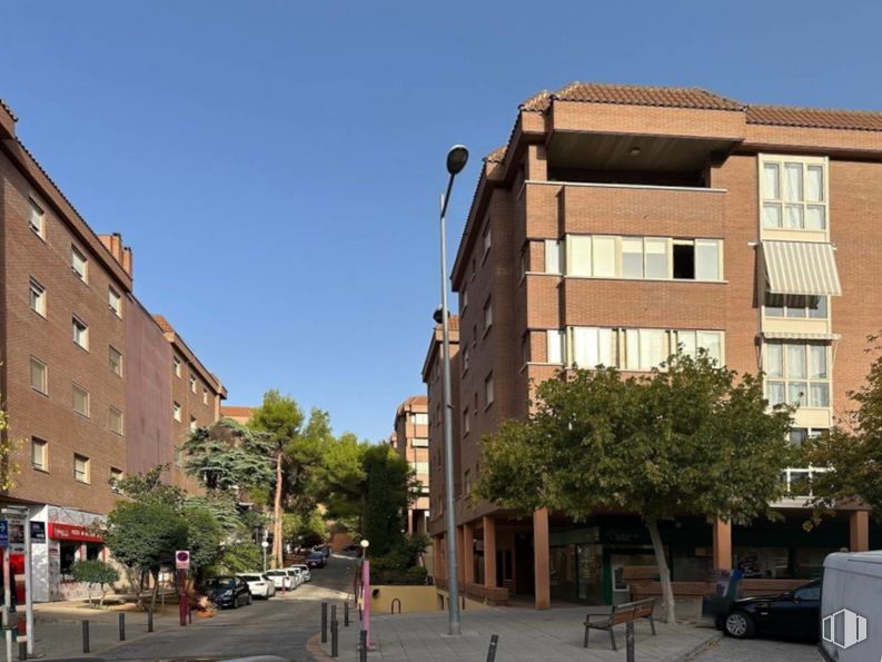 Retail for sale at Zona Buenavista, Toledo, 45005 with building, window, car, sky, daytime, wheel, vehicle, street light, tree and urban design around