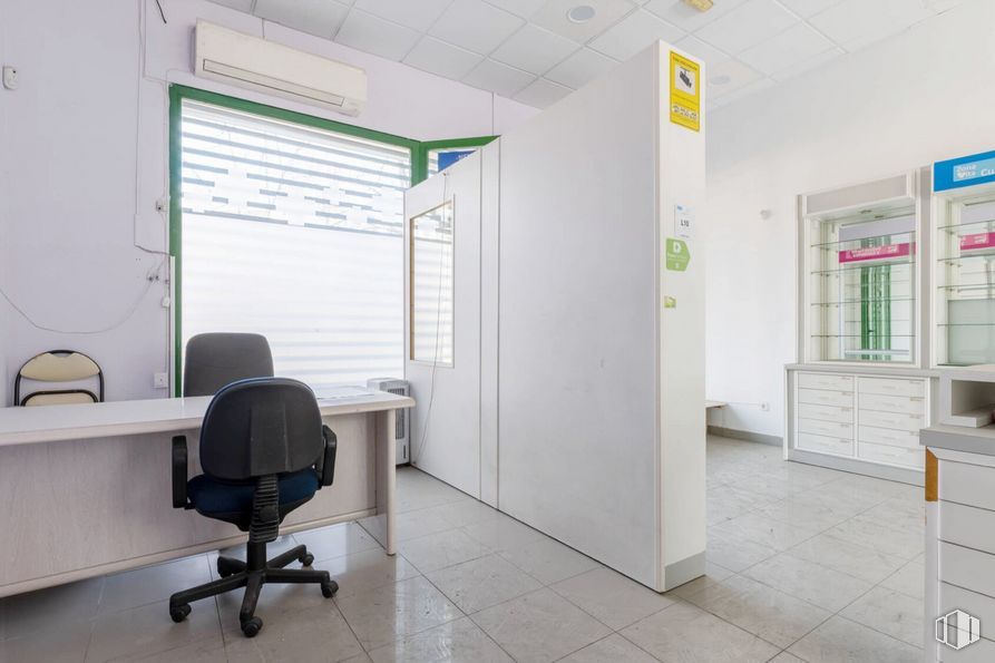 Retail for sale & for rent at Calle Alcalá, Ciudad Lineal, Madrid, 28027 with chair, table, furniture, building, fixture, interior design, floor, yellow, cabinetry and desk around