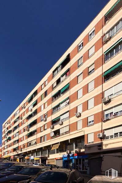 Nave en alquiler y venta en Calle Jabonería, 47, Alcorcón, Madrid, 28921 con edificio, cielo, ventana, bloque de torre, condominio, diseño urbano, barrio, propiedad material, área residencial y edificio comercial alrededor