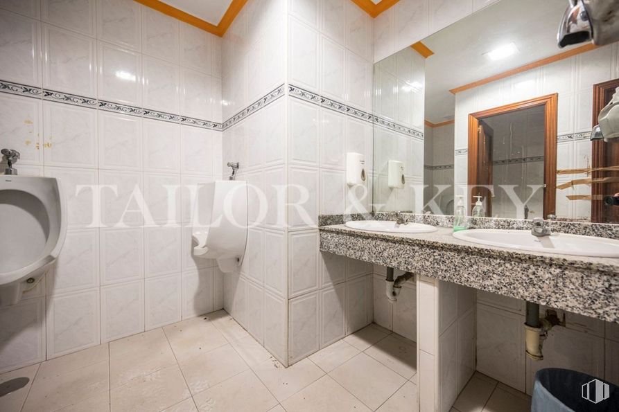 Local en venta en Calle Orense, Tetuán, Madrid, 28020 con espejo, propiedad, fregadero, accesorios de fontanería, cuarto de baño, grifo, marco, suelo, pared y suelos alrededor