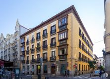 Retail for sale at Chueca-Justicia, Centro, Madrid, 28004 with building, sky, window, wheel, thoroughfare, urban design, tire, real estate, condominium and facade around