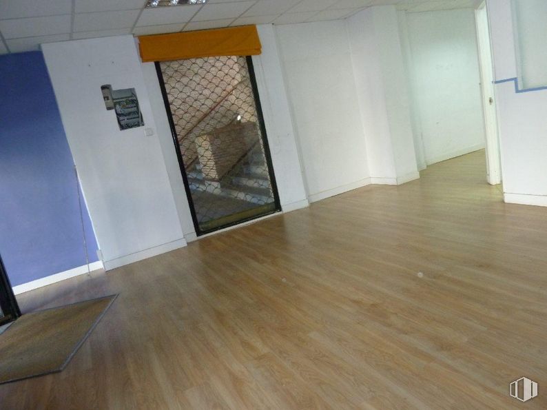 Retail for rent at Calle San Agustín, Las Rozas de Madrid, Madrid, 28230 with door, fixture, wood, interior design, flooring, hall, floor, wood stain, automotive exterior and composite material around