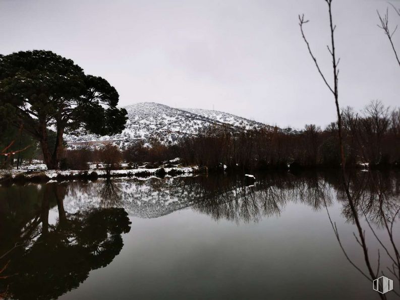 Land for sale at Zona El Rincón, s/n, Aldea del Fresno, Madrid, 28620 with water, sky, natural landscape, tree, plant, lake, cloud, bank, lacustrine plain and mountain around