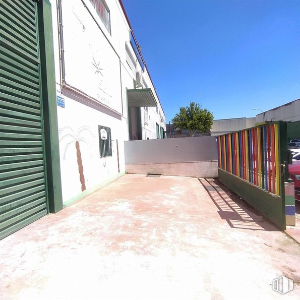 Nave en venta en Calle Henares, Velilla de San Antonio, Madrid, 28891 con ventana, cielo, superficie de la carretera, asfalto, arquitectura, sombra, madera, suelos, árbol y diseño urbano alrededor