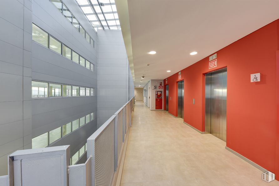 Oficina en alquiler en Edificio Square Garden, Calle Marie Curie, 9, Rivas-Vaciamadrid, Madrid, 28529 con edificio, accesorio, alumbrado, arquitectura, diseño de interiores, suelo, piso, pared, pasillo y techo alrededor