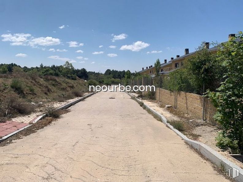 Land for sale at Casco urbano, Navalperal de Pinares, Ávila, 05240 with sky, cloud, plant, road surface, asphalt, land lot, thoroughfare, road, tree and landscape around