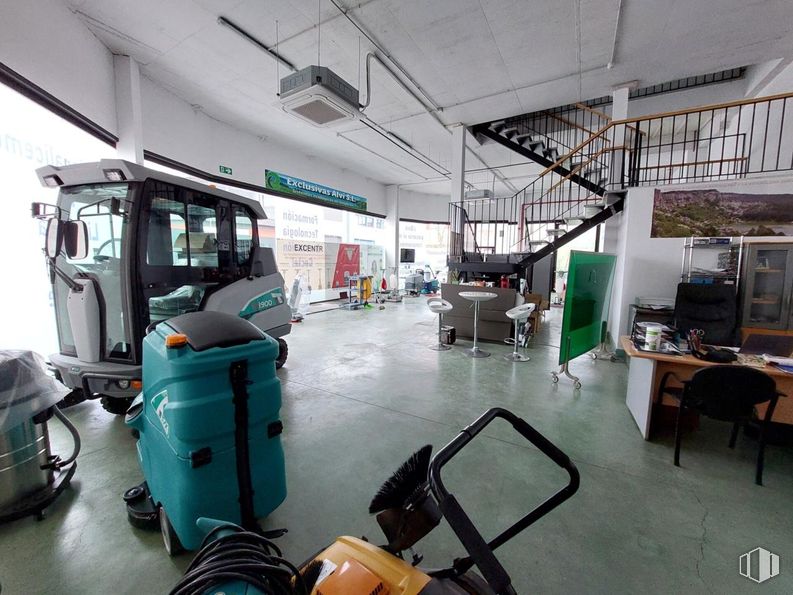 Industrial for sale at Centro - Arroyo - La Fuente, Fuenlabrada, Madrid, 28946 with chair, luggage & bags, desk, table, machine, ceiling, commercial vehicle and retail around