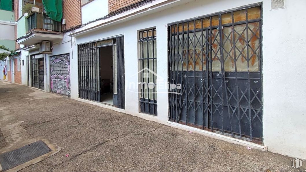 Local en venta en Calle Luis Piernas, Ciudad Lineal, Madrid, 28017 con edificio, madera, puerta, ladrillo, ventana, superficie de la carretera, albañilería, accesorio, zona residencial y fachada alrededor