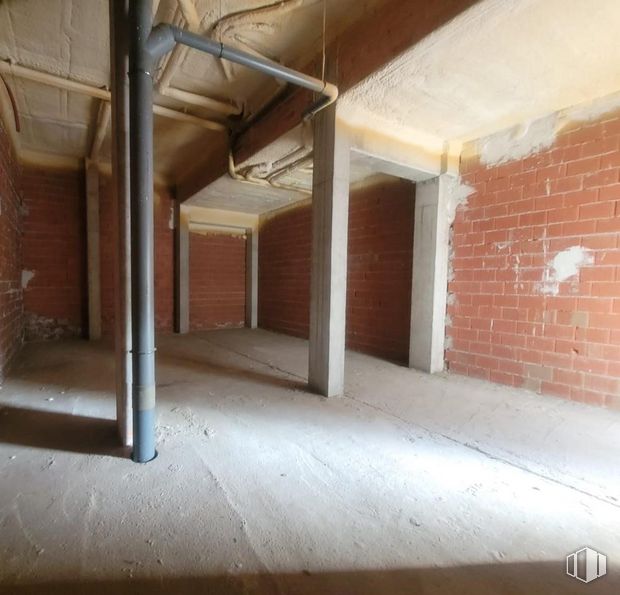 Local en alquiler y venta en Zona plaza de toros, Segovia, 40005 con madera, edificio, piso, pasillo, sombra, pavimentos, albañilería, material compuesto, viga y ladrillo alrededor