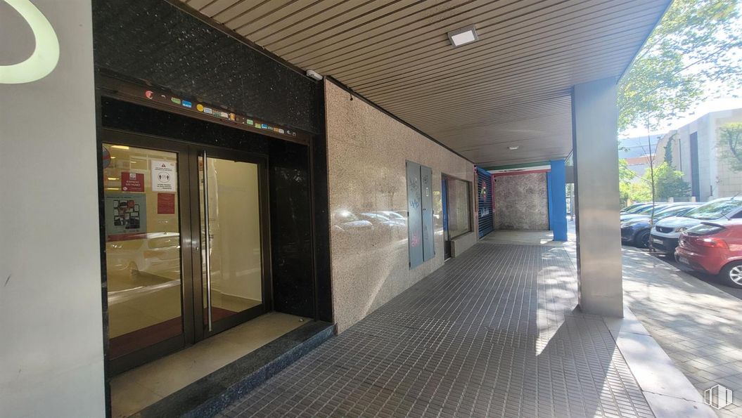 Local en alquiler en Avenida de Brasil, Tetuán, Madrid, 28020 con coche, puerta, planta, accesorio, edificio, suelo, rueda, inmobiliario, fachada y sombra alrededor