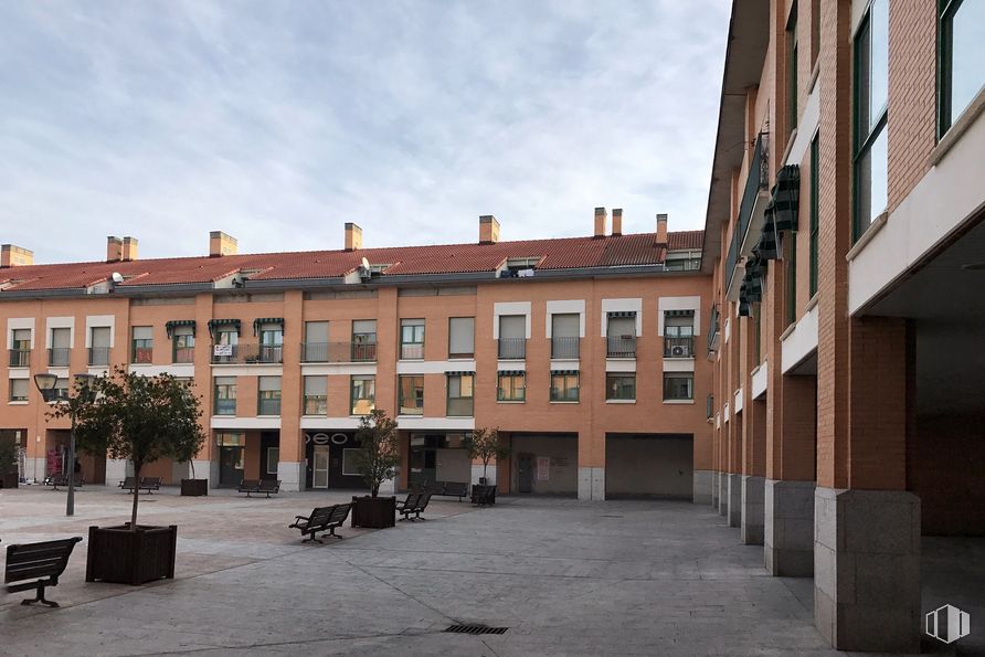 Local en venta en Plaza Mayor, 8, Arroyomolinos, Madrid, 28939 con ventana, edificio, cielo, nube, diseño urbano, superficie de carretera, planta, casa, barrio y condominio alrededor