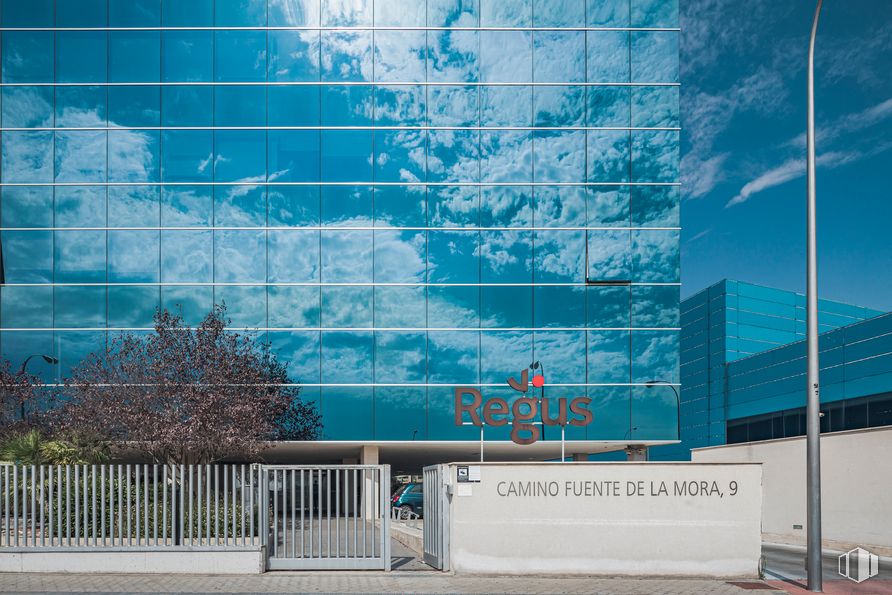 Oficina en alquiler en Camino Fuente de la Mora, 9, Hortaleza, Madrid, 28033 con edificio, cielo, nube, día, azul, azur, planta, arquitectura, electricidad y línea alrededor