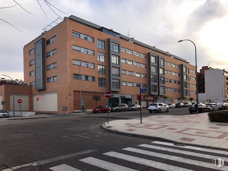 Retail for rent at Calle Prado de Taracena, Guadalajara, 19005 with building, sky, cloud, window, property, street light, wheel, car, infrastructure and zebra crossing around