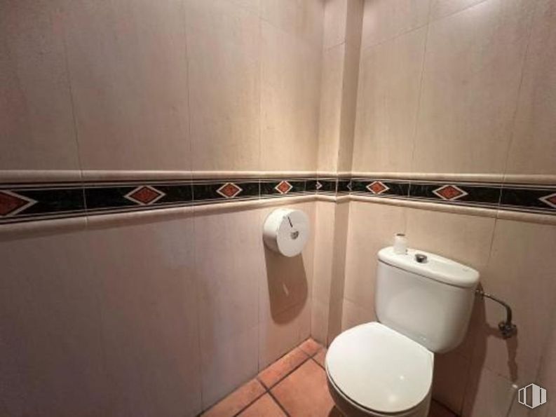 Retail for rent at Plaza Mayor, Redueña, Madrid, 28721 with toilet, brown, plumbing fixture, bathroom, toilet seat, wood, fixture, plumbing, line and floor around