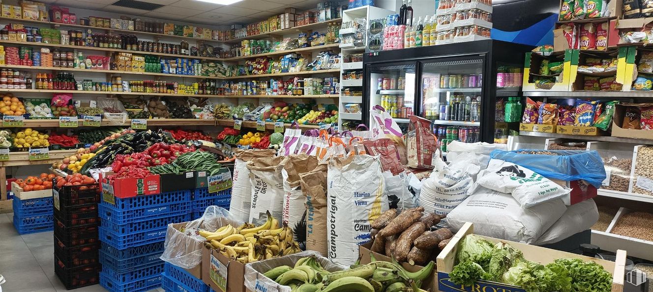 Retail for sale at Avenida Barcelona, Guadalajara, 19005 with packaged goods, food, selling, shelf, natural foods, whole food, market, retail, convenience store and public space around