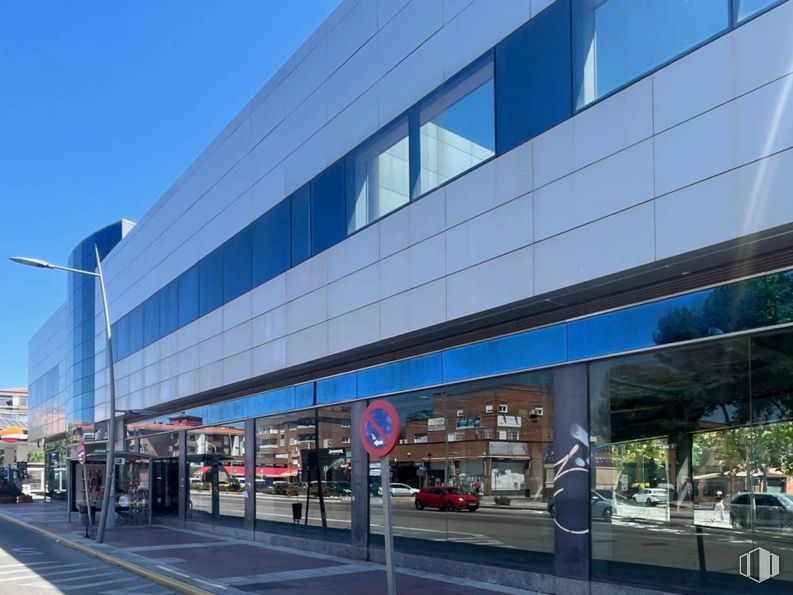 Local en alquiler en Calle Vicente Aleixandre, Humanes de Madrid, Madrid, 28970 con edificio, cielo, sombra, accesorio, edificio comercial, fachada, inmobiliario, ciudad, ventana y área metropolitana alrededor