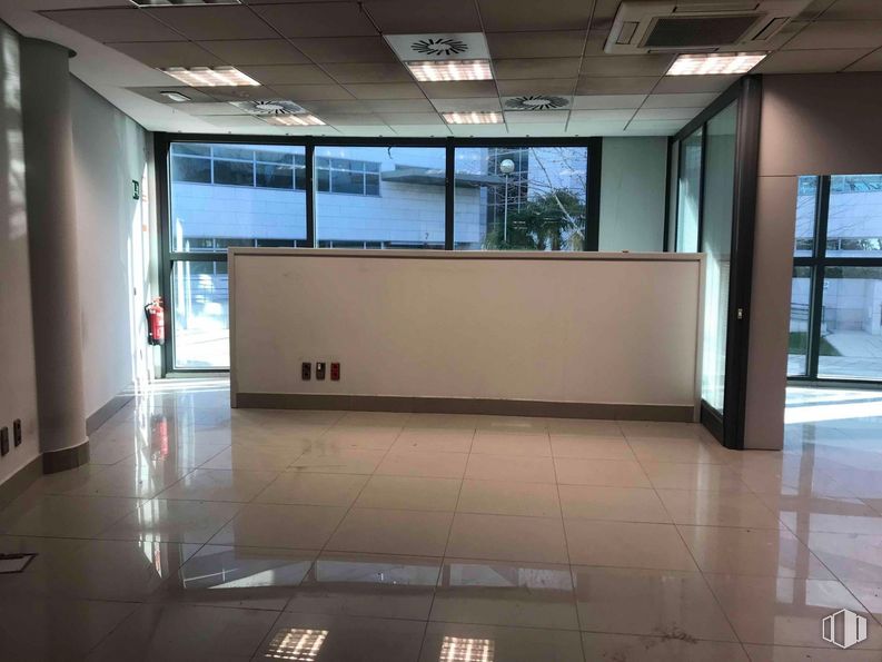 Oficina en alquiler en Zona Diversia, Alcobendas, Madrid, 28108 con accesorio, pavimentos, piso, pasillo, bienes raíces, vidrio, techo, ciudad, edificio comercial y evento alrededor