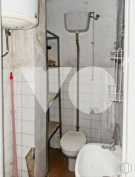 Retail for sale at Calle Biosca, Hortaleza, Madrid, 28043 with toilet, sink, plumbing fixture, bathroom, floor, flooring, toilet seat, plumbing, tile and room around