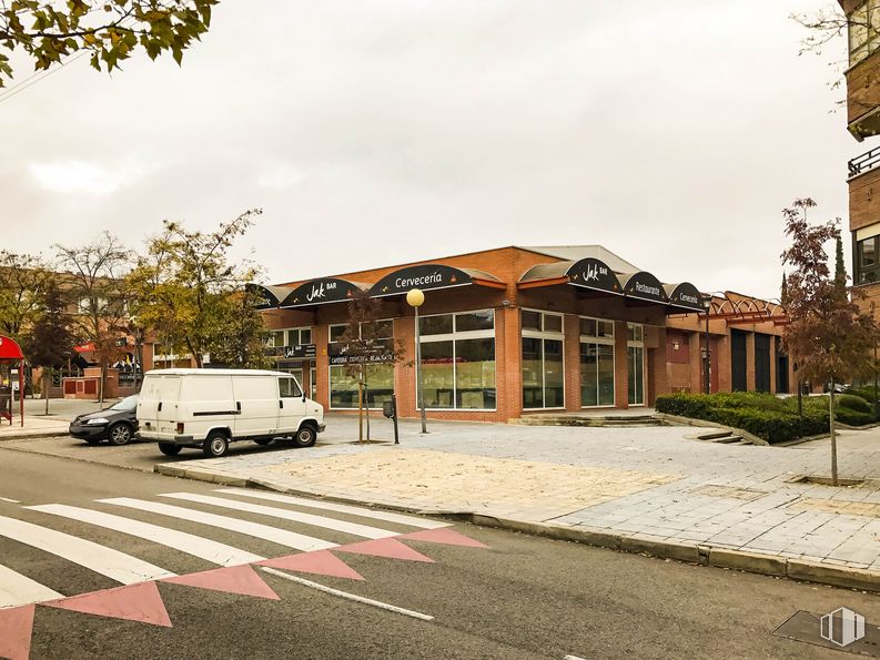 Local en alquiler en Avenida Viñuelas, 17, Tres Cantos, Madrid, 28760 con camioneta, nube, cielo, planta, coche, edificio, vehículo, árbol, superficie de la carretera y asfalto alrededor