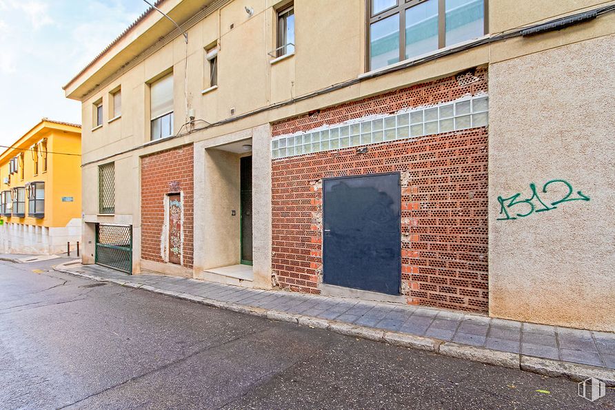 Local en venta en Calle Alvarfáñez de Minaya, 4, Guadalajara, 19001 con ventana, pared, calle, asfalto, material compuesto, puerta, albañilería, acera, hormigón y ladrillo alrededor