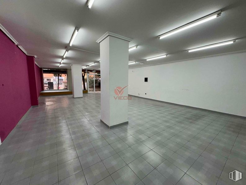 Retail for sale at Zona centro, Cuenca, 16004 with lighting, light fixture, flooring, floor, composite material, ceiling, transparency, concrete, tile flooring and tile around