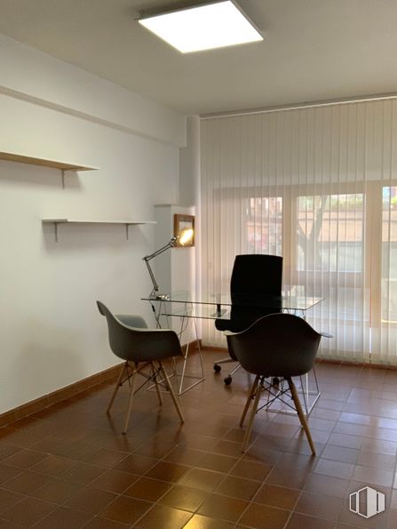 Oficina en alquiler en Paseo Hoteles, 10, Valdemoro, Madrid, 28341 con silla, alumbrado, mesa, mueble, propiedad, madera, edificio, diseño de interiores, sombra y suelo alrededor