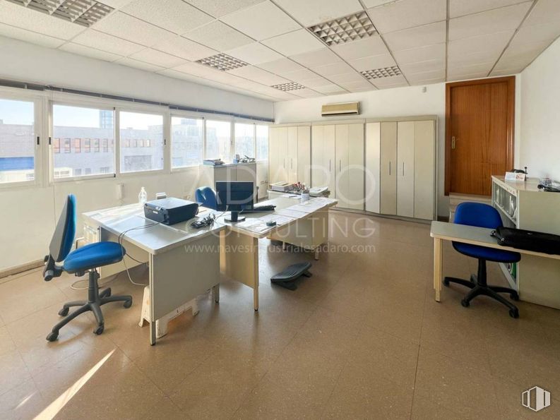 Nave en alquiler en Zona industrial, Torrejón de Ardoz, Madrid, 28850 con silla, escritorio, ventana, mueble, interiorismo, suelos, techo, suelo, alumbrado y mesa alrededor