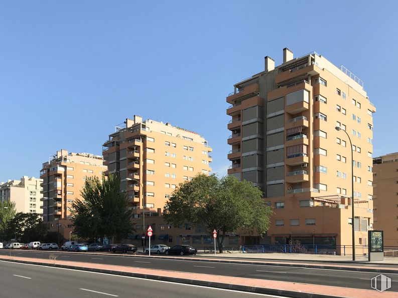 Local en venta en Avenida de Córdoba, 29, Usera, Madrid, 28026 con edificio, cielo, tiempo de día, propiedad, ventana, entorno natural, árbol, diseño urbano, casa y bloque de pisos alrededor