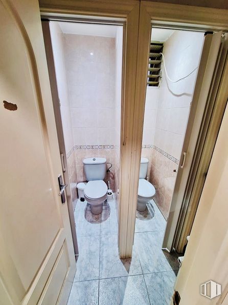 Retail for rent at Calle General Pardiñas, 26, Salamanca, Madrid, 28001 with toilet, flooring, floor, toilet seat, plumbing fixture, bathroom, plumbing, tile, tile flooring and door around