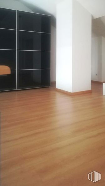 Oficina en venta en Calle Cerezos, San Sebastián de los Reyes, Madrid, 28700 con estantería, marrón, madera, pavimentos, piso, tinte para madera, barniz, tablón, madera y rectángulo alrededor