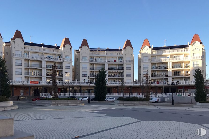 Local en alquiler y venta en Plaza Alegría, Arganda del Rey, Madrid, 28500 con edificio, cielo, ventana, árbol, superficie de la carretera, diseño urbano, accesorio, planta, zona residencial y fachada alrededor