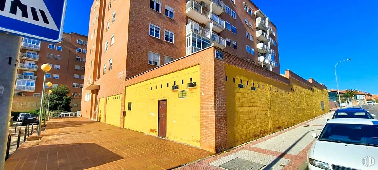 Local en alquiler en Avenida Burgos, Guadalajara, 19005 con coche, edificio, ventana, cielo, diseño urbano, ladrillo, propiedad material, fachada, bienes raíces y madera alrededor