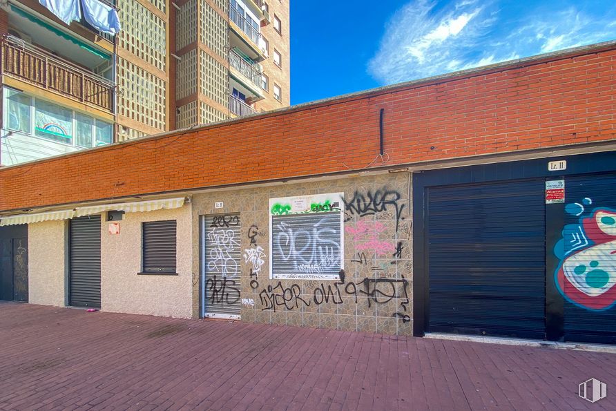 Local en alquiler en Plaza Santiago, 10, Humanes de Madrid, Madrid, 28970 con edificio, puerta, nube, cielo, ventana, azur, pintura, ladrillo, albañilería y pared alrededor