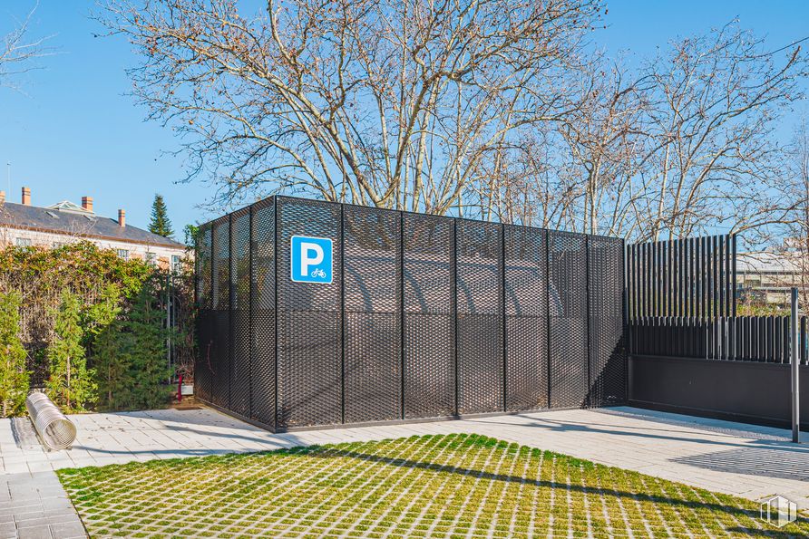 Oficina en alquiler en Oasis, Calle Basauri, 17, Moncloa - Aravaca, Madrid, 28023 con edificio, planta, cielo, día, superficie de carretera, arquitectura, diseño urbano, árbol, barrio y pared alrededor