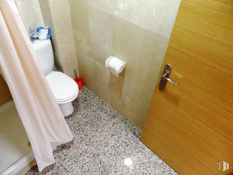 Oficina en alquiler en Calle Progreso, Getafe, Madrid, 28906 con inodoro, accesorio de plomería, asiento de inodoro, lavabo, baño, madera, piso, suelo, fontanería y propiedad material alrededor