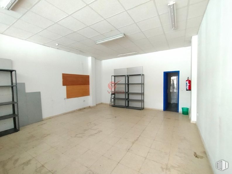 Local en alquiler en Zona Reyes Católicos, Cuenca, 16003 con lámpara, suelos, suelo, pared, techo, interiorismo, alumbrado, puerta, suelo de baldosas y estantería alrededor