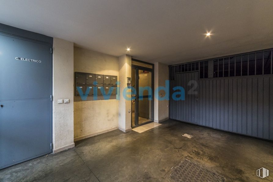 Local en venta en Calle Naranjo, Tetuán, Madrid, 28039 con puerta, propiedad, edificio, accesorio, suelo, piso, madera, cielo, bienes raíces y pasillo alrededor