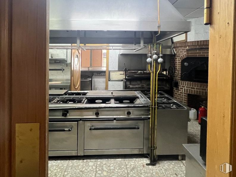 Local en alquiler y venta en Calle Manantial, Fuenlabrada, Madrid, 28942 con aparato de cocina, aparato principal, estufa de cocina, cocina, suelo, gas, madera, ebanistería, cajón y electrodoméstico alrededor