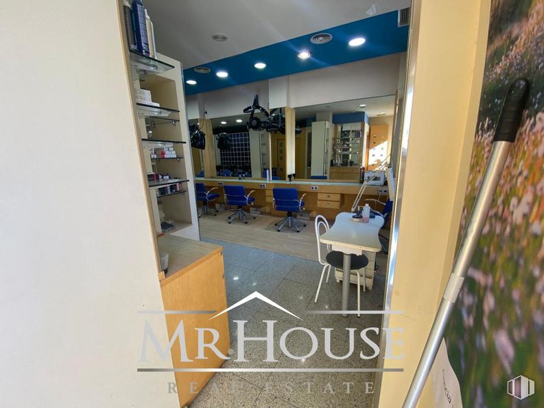 Retail for rent at Calle Real, Illescas, Toledo, 45200 with table, chair, kitchen & dining room table, furniture, shelf, interior design, floor, wood, houseplant and flooring around