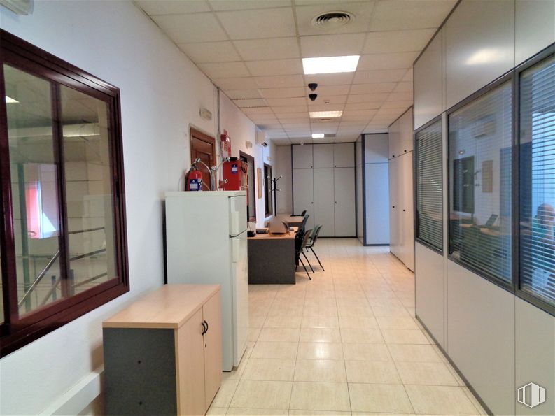 Nave en venta en Calle Carreteros, Boadilla del Monte, Madrid, 28660 con ebanistería, refrigerador, accesorio, piso, pavimento, puerta, bienes inmuebles, edificio, madera y techo alrededor