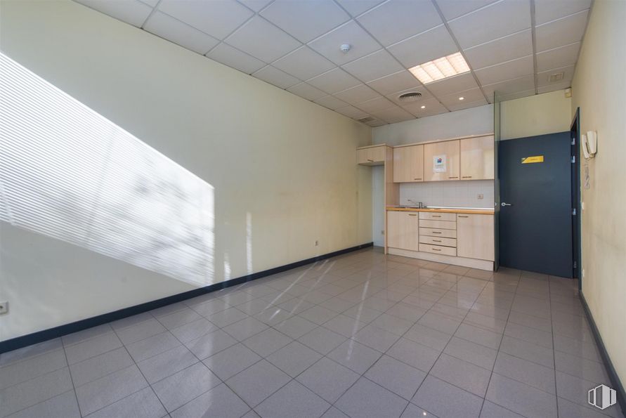 Oficina en venta en Calle Almazara, Tres Cantos, Madrid, 28760 con ebanistería, persiana de la ventana, puerta, interiorismo, edificio, suelo, suelos, hall, accesorio y techo alrededor