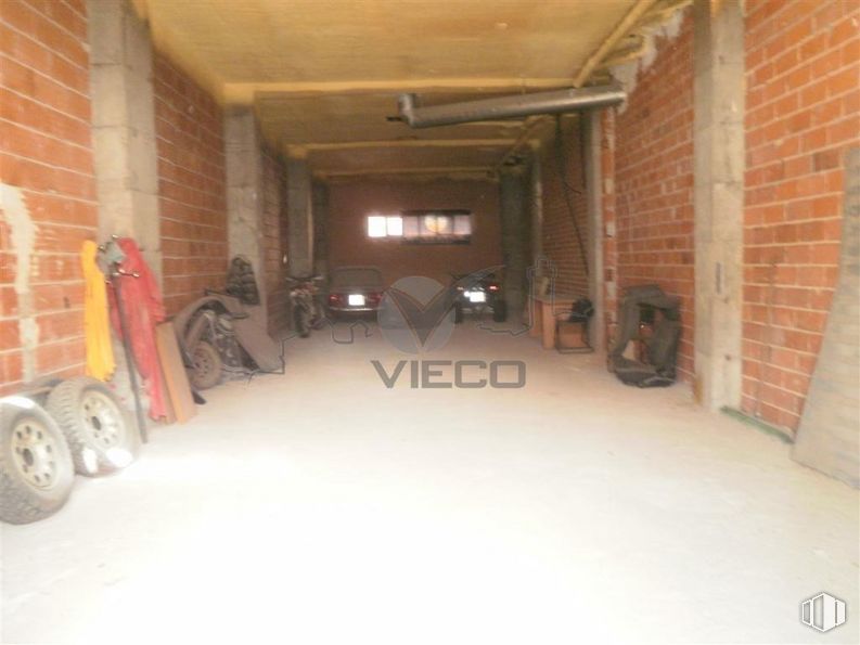 Retail for rent at Zonas Reyes Católicos, Cuenca, 16003 with wheel, tire, wood, tread, brick, automotive tire, floor, brickwork, flooring and gas around