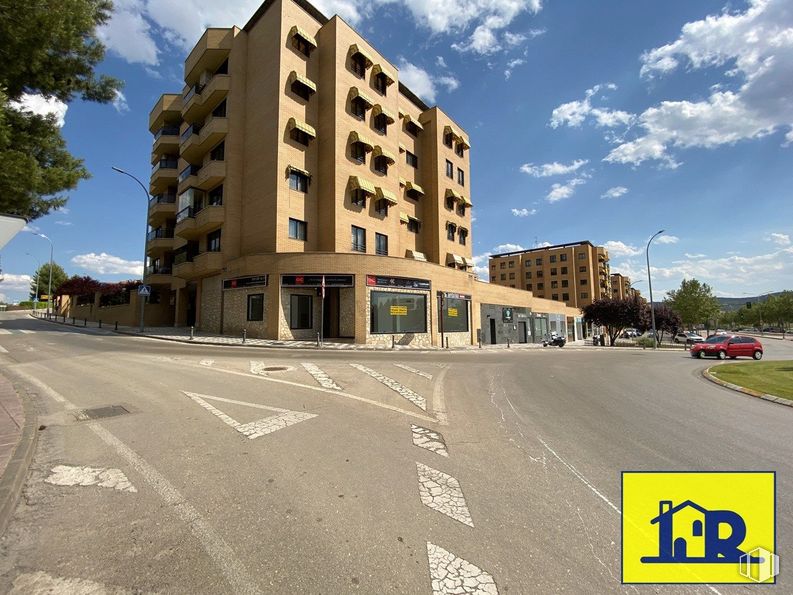 Retail for rent at Zona Buenavista, Cuenca, 16002 with building, cloud, sky, property, road surface, asphalt, window, house, urban design and tree around