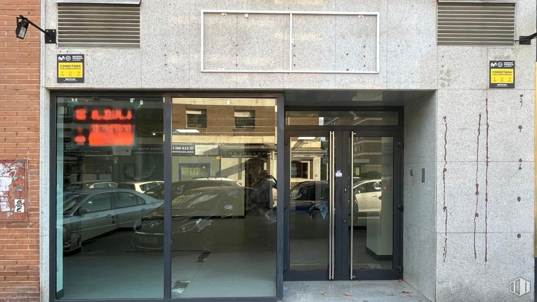 Retail for rent at Calle Murcia, 1, Fuenlabrada, Madrid, 28945 with door, car, automotive lighting, fixture, building, automotive exterior, automotive design, vehicle door, facade and gas around