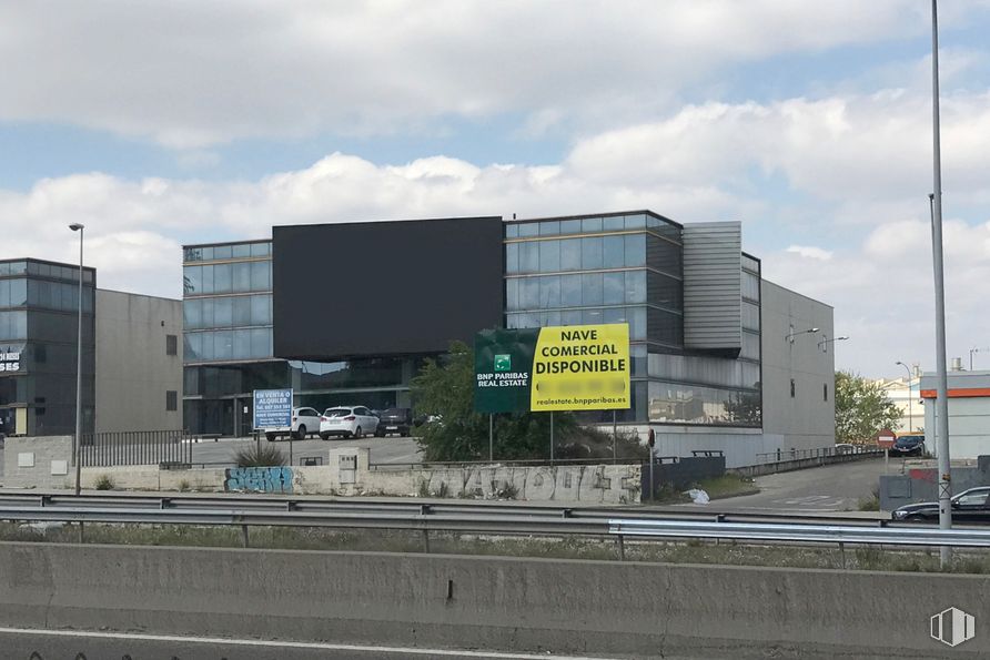 Nave en alquiler en Crta. Toledo, Km 18,800 , Fuenlabrada, Madrid, 28946 con edificio, cielo, nube, asfalto, diseño urbano, vehículo de motor, luz de la calle, superficie de la carretera, carretera y ciudad alrededor