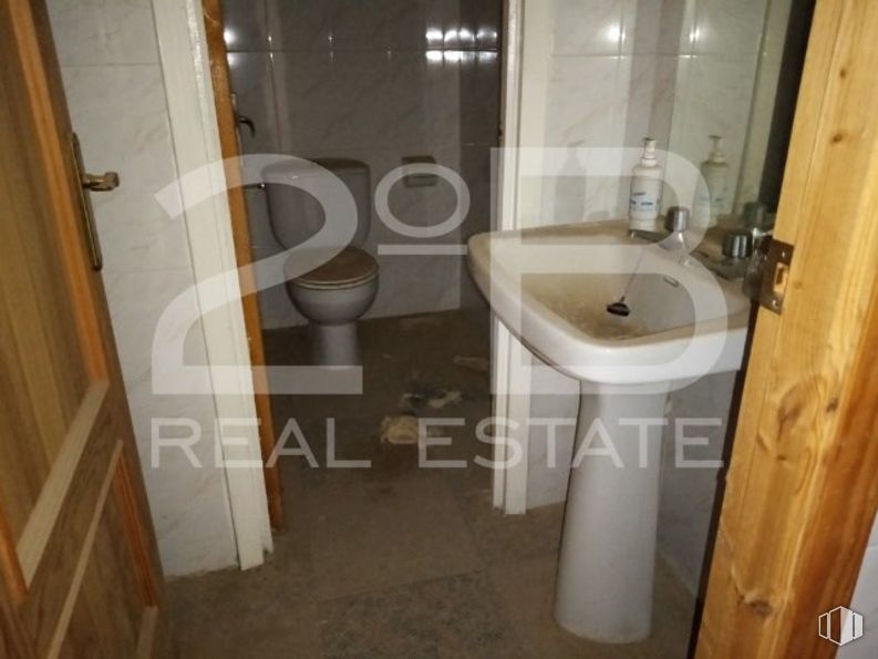 Industrial for sale at Casco urbano, La Puebla de Almoradiel, Toledo, 45840 with sink, toilet, tap, mirror, plumbing fixture, bathroom sink, bathroom, fixture, wood and flooring around