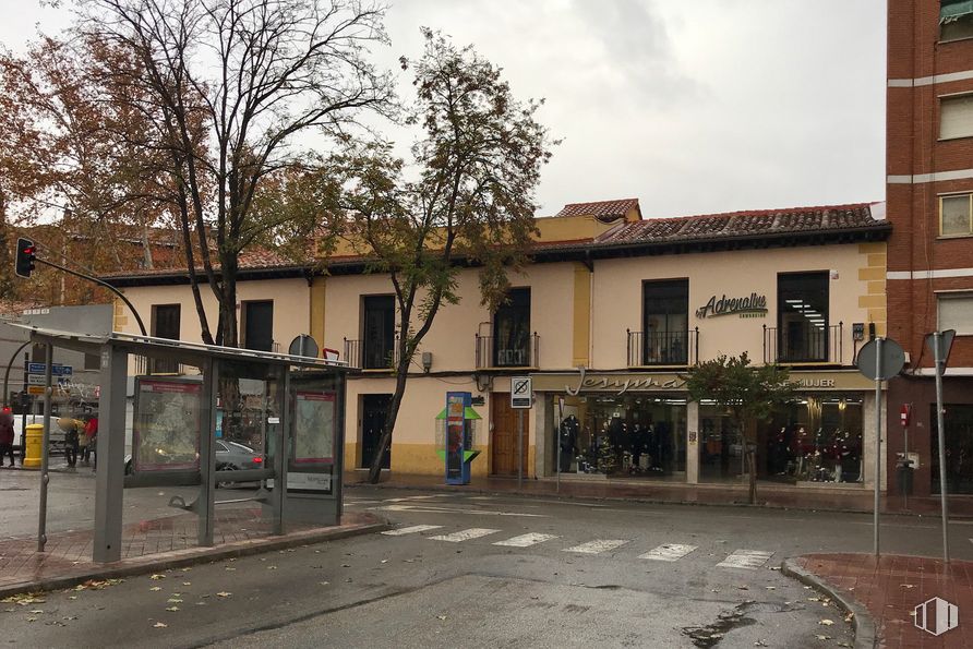 Oficina en alquiler en Calle Mártires Puerta, 1, Alcalá de Henares, Madrid, 28801 con edificio, ventana, cielo, planta, nube, árbol, superficie de carretera, accesorio, diseño urbano y puerta alrededor