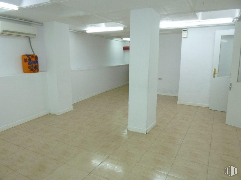 Retail for rent at Calle San Agustín, Las Rozas de Madrid, Madrid, 28230 with door, fixture, floor, architecture, interior design, flooring, tile flooring, hall, ceiling and wood around